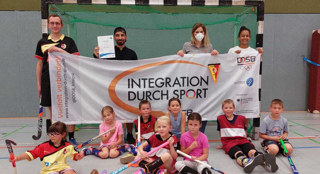 Stefanie Hellmann vom KreisSportBund Unna (hinten, 2. von rechts) überreichte die Urkunde an das Trainerteam und Kinder von Hockey United Werne. Foto: Wagner