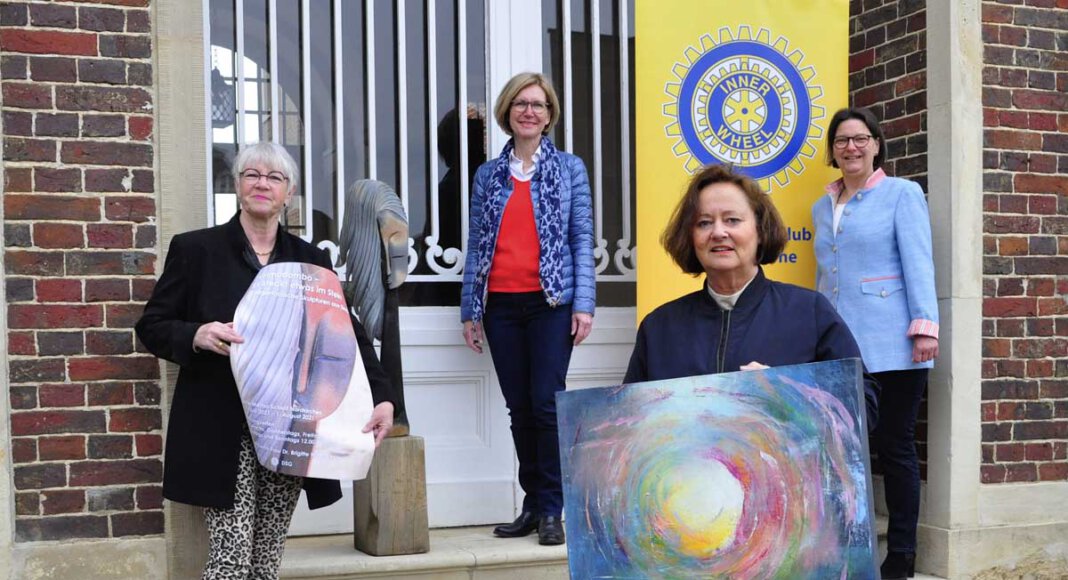 Freuen sich darauf, endlich wieder eine Ausstellung stattfinden lassen zu dürfen (von links): Kirsten Hemker von der Deutsch-Simbabwischen Gesellschaft, Dr. Brigitte Westhues, Präsidentin des IWC Lünen-Werne, Marie-Theres Westhoff für die Künstlergruppe 73 (vorne) und Sabine Schmid, Past-Präsidentin des IWC Lünen-Werne. - Foto: IWC/Anke Schwarze