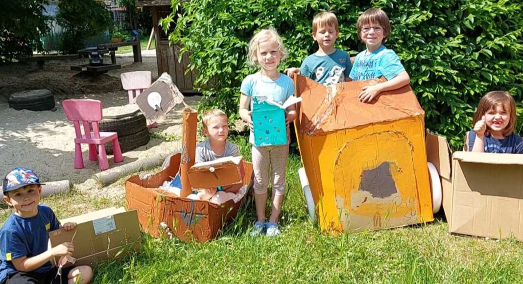 In der Kita Auf dem Berg präsentieren Luca (von links), Felix, Käthe, Max, Anton und Julian ihre Kunstwerke aus Kartons. Foto: Wagner