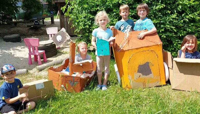 In der Kita Auf dem Berg präsentieren Luca (von links), Felix, Käthe, Max, Anton und Julian ihre Kunstwerke aus Kartons. Foto: Wagner