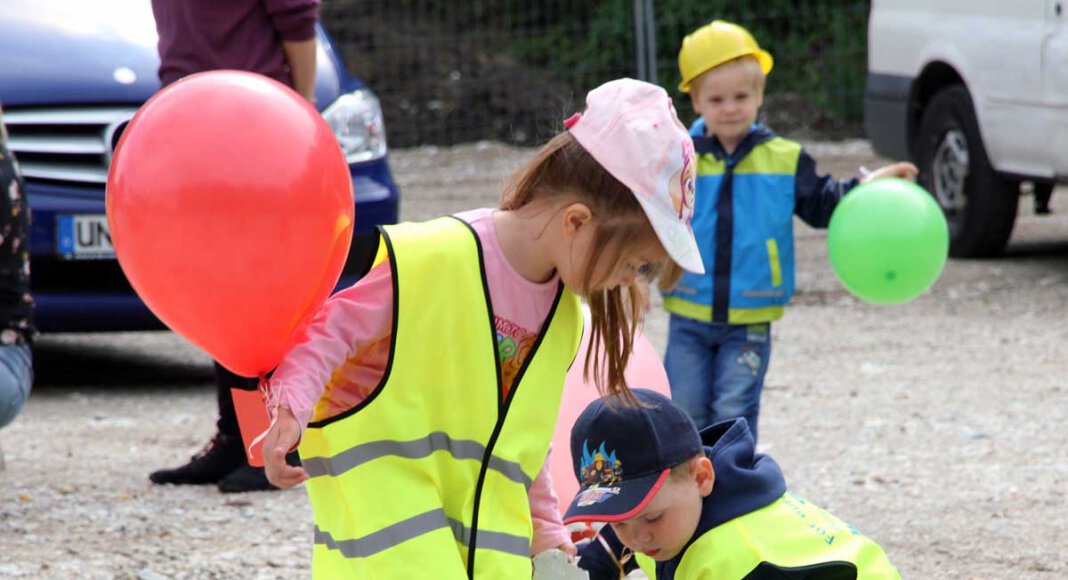 Tatkräftig unterstützten die Kinder der Kita an der Schule die Großen beim ersten Spatenstich für den Neubau am Krankenhaus. Foto: Wagner