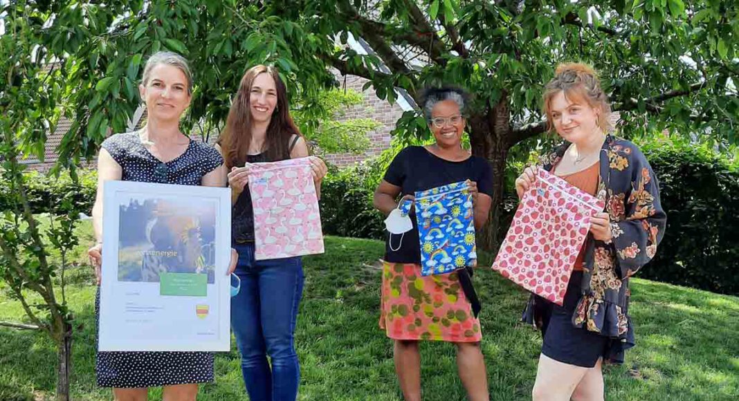 Auf dem Bild von links nach rechts: Cathy Krietemeyer (2. Vorsitzende des Fördervereins), Rebecca Keßler (stellvertretende KiTa-Leiterin), Nathalie Janicki (1. Vorsitzende des Fördervereins) und Michelle Anspach (Erzieherin) freuen sich über die Übergabe. Foto: Privat