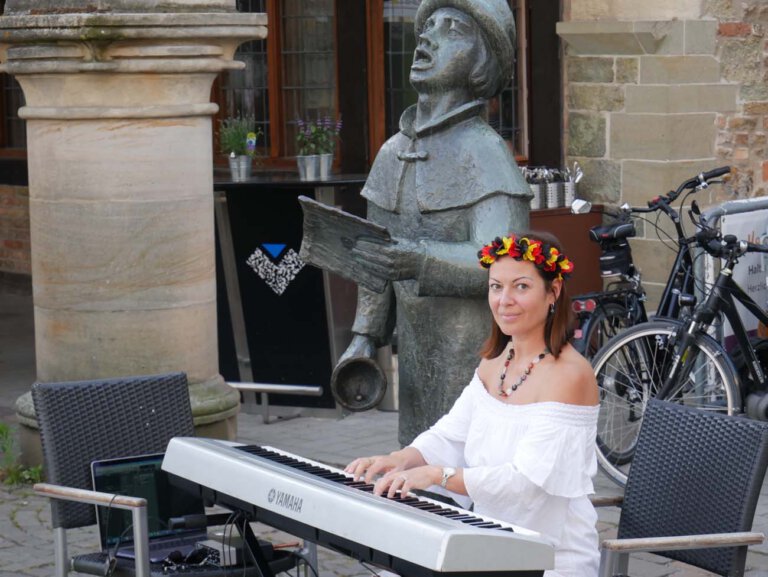 Margarita Lebedkina von der gleichnamigen Musikschule in Stockum spielte an mehreren Abenden auf dem Marktplatz in Werne. Foto: Gaby Brüggemann