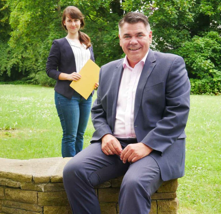 Landrat Mario Löhr lädt zur Reihe "Landrat vor Ort" ein und besucht in den kommenden Wochen alle Städte und Gemeinden. Mit dabei: Bürgerbeauftragte Leonie Engelhardt. Foto: Birgit Kalle – Kreis Unna