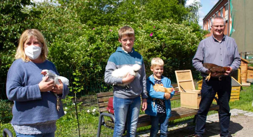 Freuen sich über die gefiederten Bewohnerinnen in St. Benedikt: Nicole Fischer, Felix Frenking, Clemens Krampe und Rainer Nienhaus. Foto: Isabel Schütte