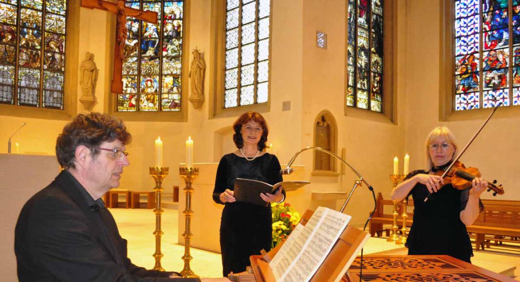 Eine musikalische Andacht in der St. Christophorus-Kirche in Werne gestalteten der Kantor Dr. Hans-Joachim Wensing (Orgel), Dagmar Borowski-Wensing (Sopran) und Annemieke Corstens (Violine). Foto: Schwarze