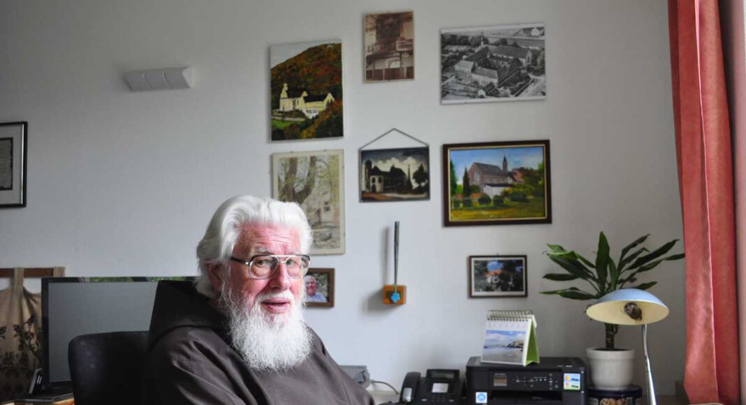 Wenn er an seinem Schreibtisch arbeitet, braucht Pater Wolfgang nur den Kopf zu drehen und blickt auf jene Klöster, wo er in den mehr als 60 Jahren seines Ordenslebens gewirkt hat. - Foto: Schwarze