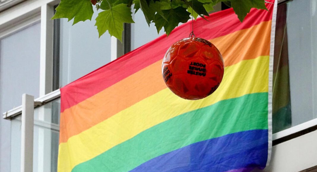 Statement in Amsterdam für Toleranz und Diskriminierung. Am Mittwoch steigen die letzten Gruppenspiele bei der Fußball-EM. Schon getippt? Foto: Volkmer
