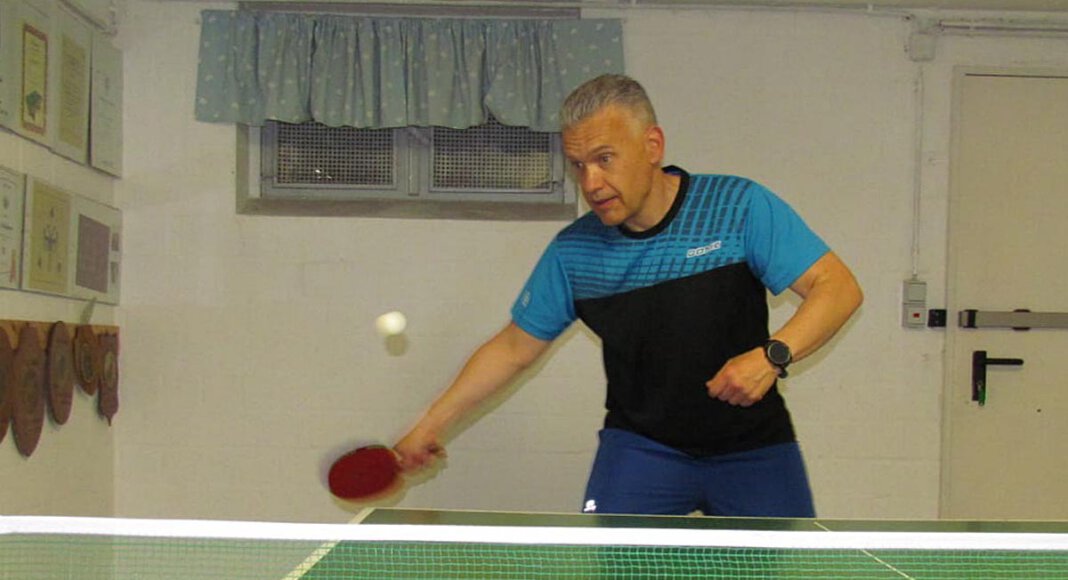 WSC-Spieler Renee Bieder konnte zuletzt nur an der eigenen Platte im Keller trainieren. Das ändert sich jetzt. Die Tischtennis-Abteilung nimmt wieder das Training in der Halle der Uhlandschule auf. Foto: Bieder