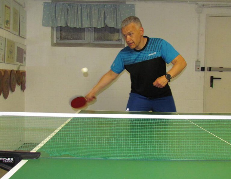 WSC-Spieler Renee Bieder konnte zuletzt nur an der eigenen Platte im Keller trainieren. Das ändert sich jetzt. Die Tischtennis-Abteilung nimmt wieder das Training in der Halle der Uhlandschule auf. Foto: Bieder