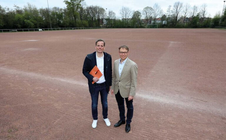 Gemeinsam mit dem Stadtsportverband hat Alexander Ruhe (hier zusammen mit Bürgermeister Lothar Christ) die Förderung für das Sportzentrum Dahl erwirkt. Archivfoto: Volkmer