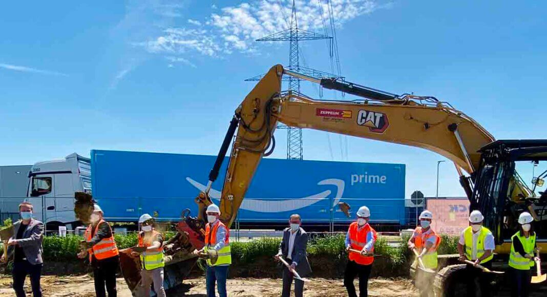 Bürgermeister Lothar Christ, Amazon-Standortleiter Ivan Saric sowie Vertreter der zuständigen Baufirmen machten den ersten Spatenstich für einen neuen Parkplatz auf einer Fläche von 11.000 Quadratmetern. Foto: Amazon