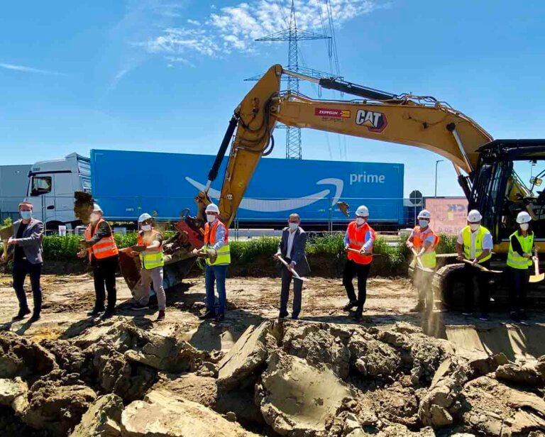 Bürgermeister Lothar Christ, Amazon-Standortleiter Ivan Saric sowie Vertreter der zuständigen Baufirmen machten den ersten Spatenstich für einen neuen Parkplatz auf einer Fläche von 11.000 Quadratmetern. Foto: Amazon