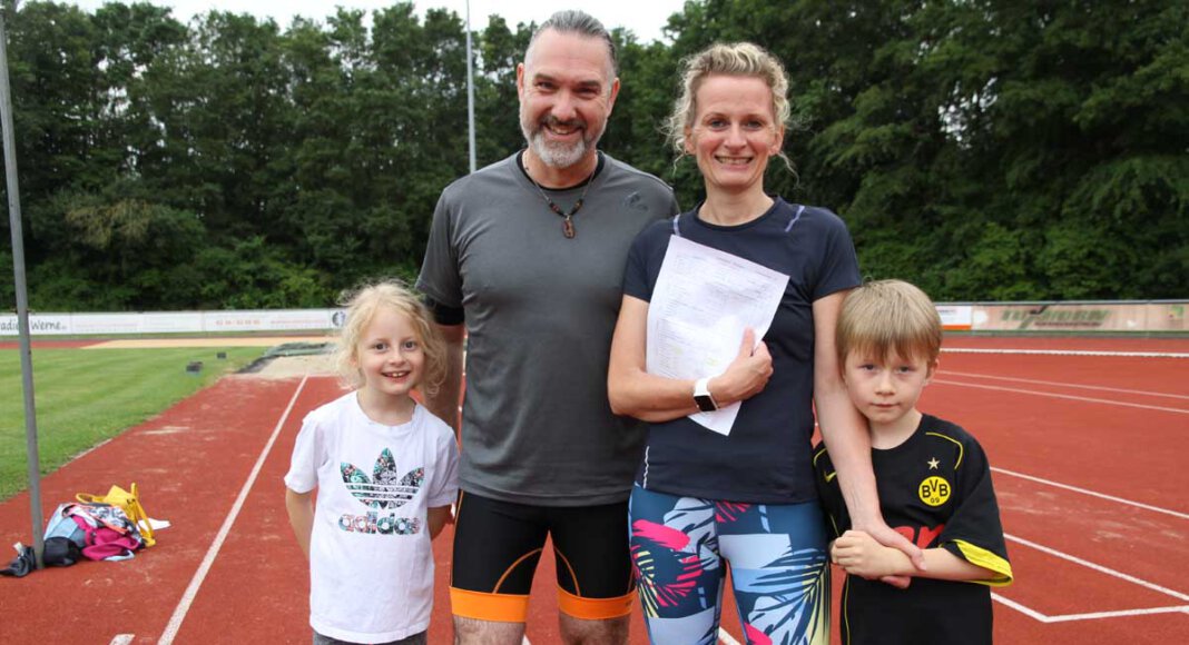 Die neue Sportabzeichen-Saison ist eröffnet: Anja, Thorsten, Frieda und Jakob (vorne) machen zum ersten Mal mit. Foto: Wagner