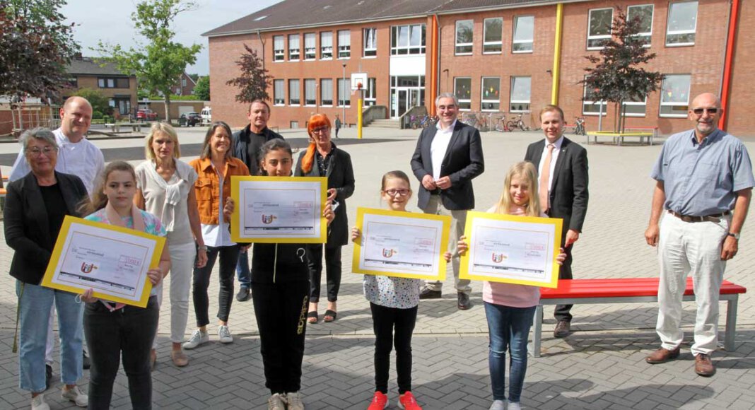 Große Unterstützung für das Werkstatt-Projekt der OGS an der Uhlandschule: Lions Club Werne in Westfalen, Lions Club Werne an der Lippe, Volksbank Kamen-Werne und Sparkasse an der Lippe spendeten jeweils 1.000 Euro. Foto: Wagner