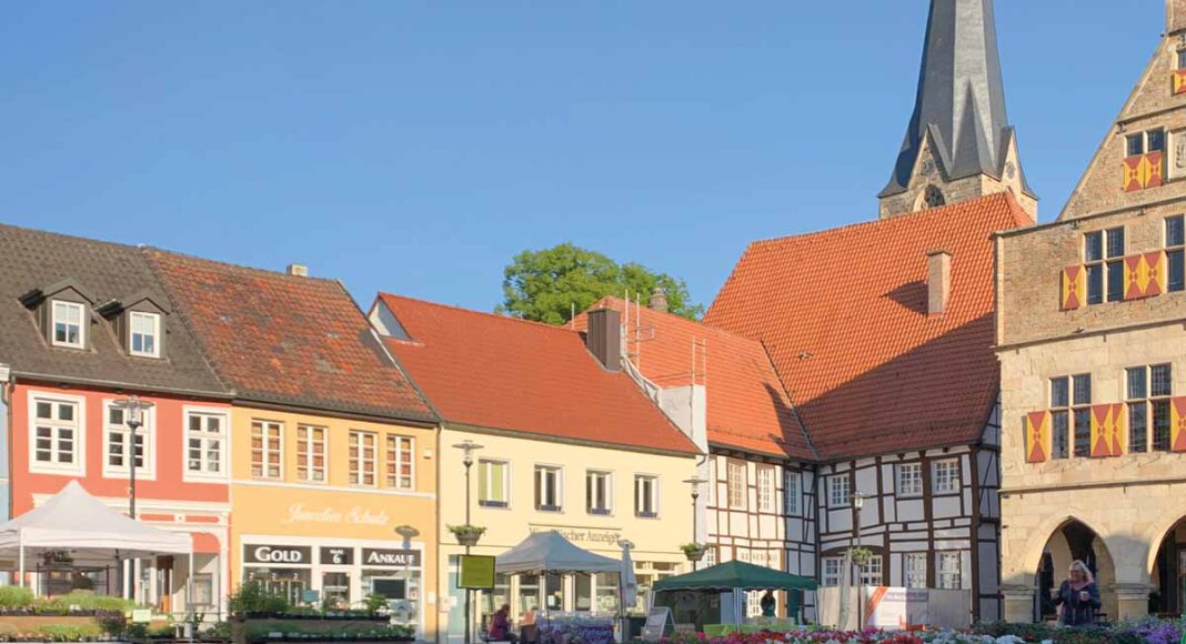 Blumen und Spargel dominieren am morgigen Samstag, 12. Juni, den Werner Wochenmarkt Extra. Foto: Werne Marketing