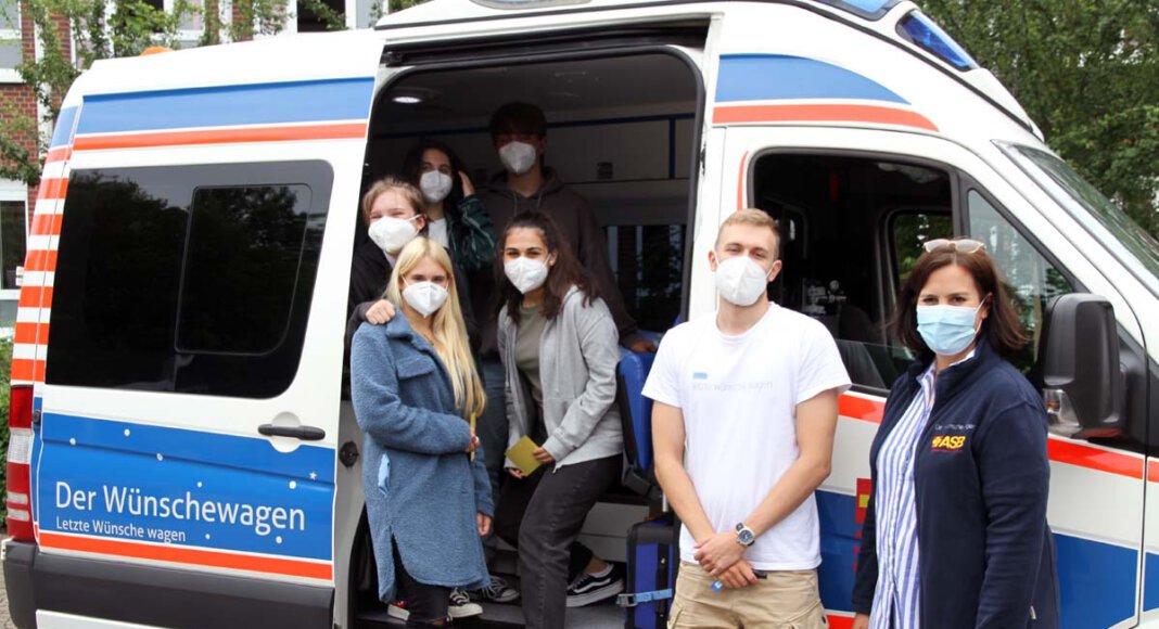 ASB-Geschäftsführerin Annika Schulze Aquack und Mitarbeiter Timon Reinhold fuhren den Wünschewagen auf den Schulhof des St. Christophorus Gymnasiums vor. Foto: Wagner