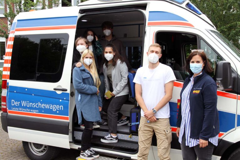 ASB-Geschäftsführerin Annika Schulze Aquack und Mitarbeiter Timon Reinhold fuhren den Wünschewagen auf den Schulhof des St. Christophorus Gymnasiums vor. Foto: Wagner