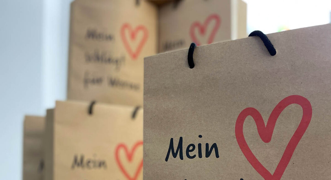 Zahlreiche Wundertüten gingen schon über die Theke in der Tourist-Information, einige sind aber noch erhältlich. Foto: Werne Marketing