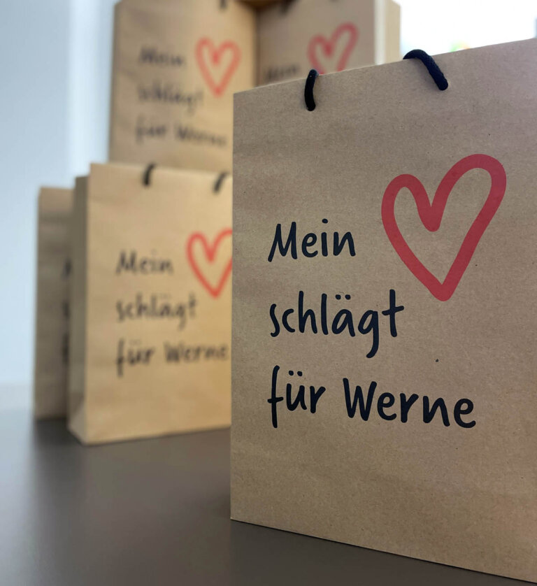 Zahlreiche Wundertüten gingen schon über die Theke in der Tourist-Information, einige sind aber noch erhältlich. Foto: Werne Marketing