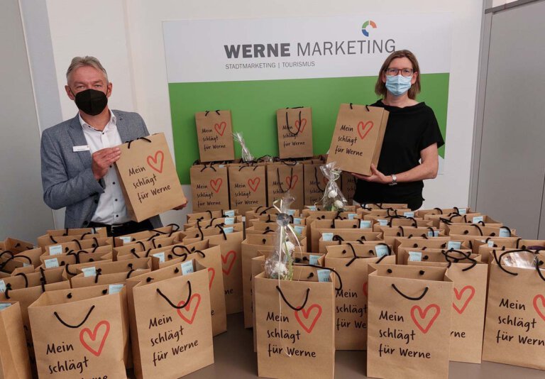 Britta Löchter (Werne Marketing GmbH) und Bernd Wieck (Sparkasse an der Lippe) freuen sich über die fertig gepackten Wundertüten. Foto: Wagner
