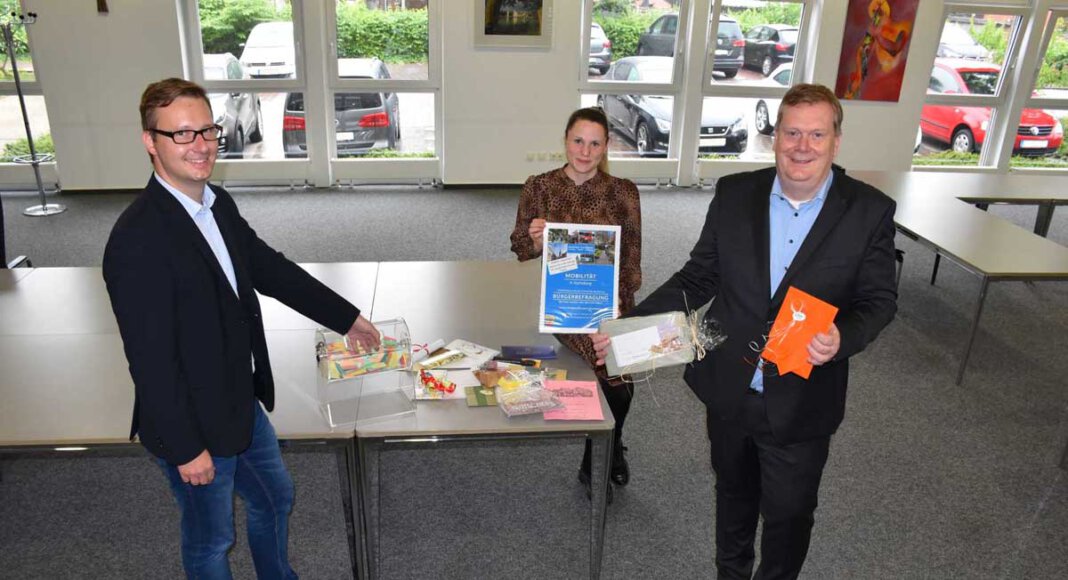 Bastian Meyer, Fachbereichsleiter Ordnung, Soziales und Recht, Felicia Splettstößer und Bürgermeister Thomas Stohldreier (v.l.n.r.) zogen die Gewinner aus den Teilnehmerinnen und Teilnehmern der Mobilitätsbefragung. Foto: Gemeinde Ascheberg