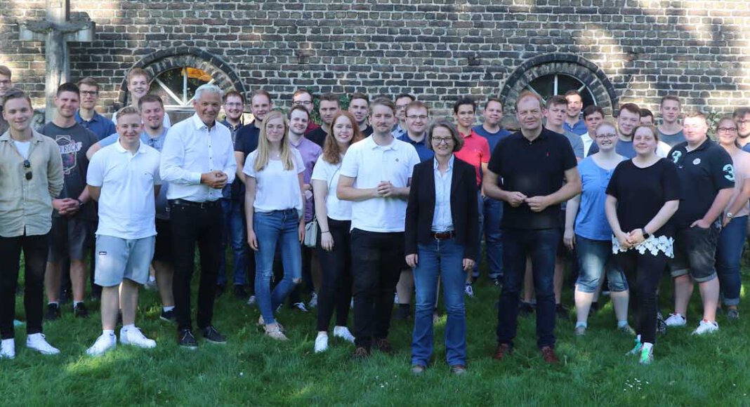 Die Junge Union m Kreis Unna traf sich auf dem Hof Schulze Froning in Werne. Foto: Janine Grubert
