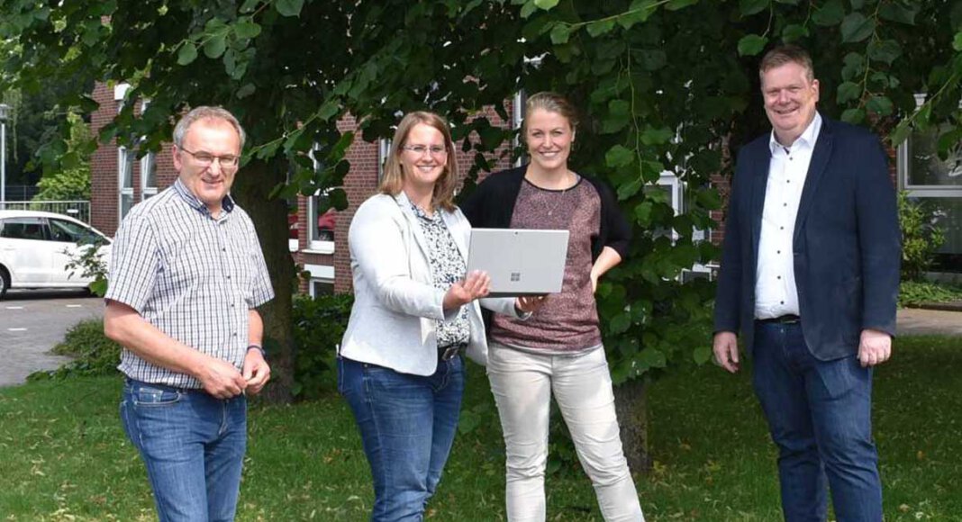 Bürgermeister Thomas Stohldreier (r.) und die Wirtschaftsförderer Helmut Sunder-haus (l.) und Simone Böhnisch (2.v.l.) begrüßten die Projektmanagerin Elena Geu-king (2.v.r.) in Ascheberg, um den überregionalen, digitalen Marktplatz LoReNa – Lokal, Regional, Nachhaltig zu planen. Foto: Gemeinde Ascheberg