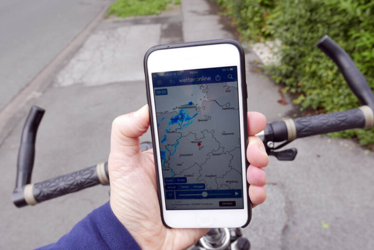 Wetterlage, WhatsApp & Co. checken? Am besten vor der Abfahrt oder bei einer Pause. Foto: Birgit Kalle – Kreis Unna