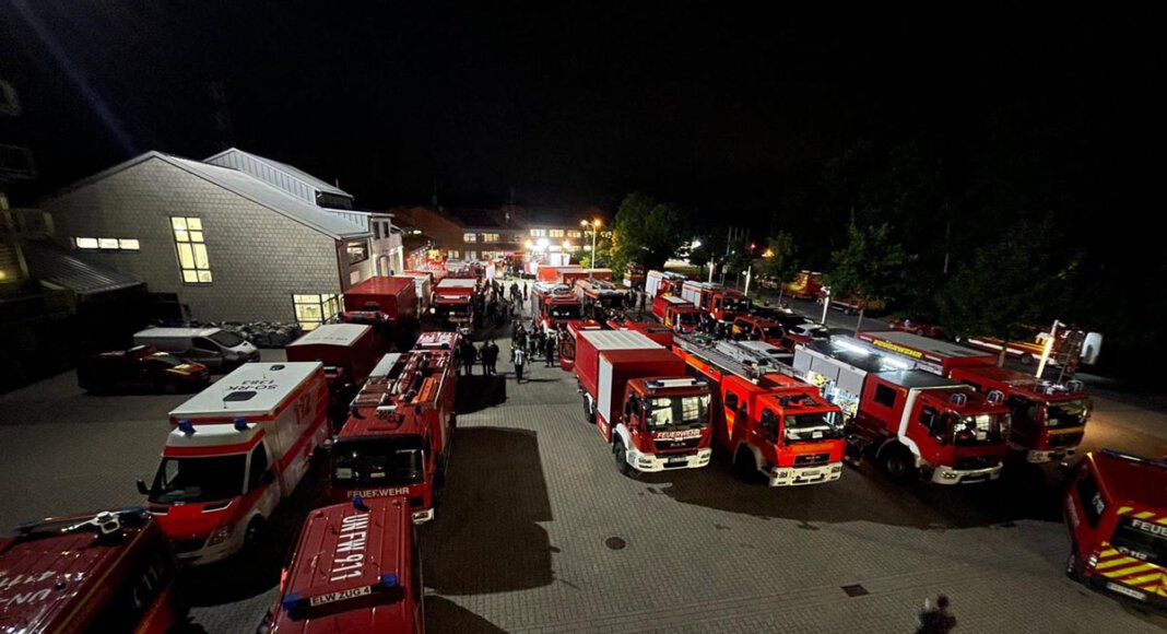In der Nacht zum Samstag hatten sich die Einsatzkräfte am Feuerwehrservicezentrum in Unna gesammelt. Foto: Thomas Heckmann – Kreis Unna