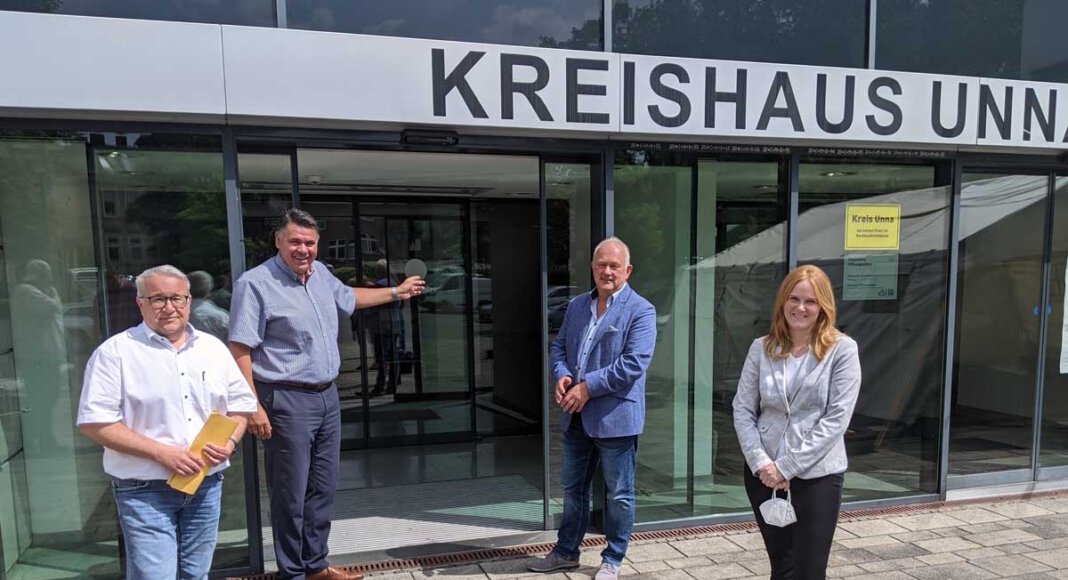 Von links: Dezernent Uwe Hasche, Landrat Mario Löhr, Holger Gutzeit (Leiter Zentrale Dienste) und Silke Neubert (Leiterin Zulassungsstelle) stellen den Plan zum Besuch ohne Termin ab 2. August vor. Foto Max Rolke - Kreis Unna