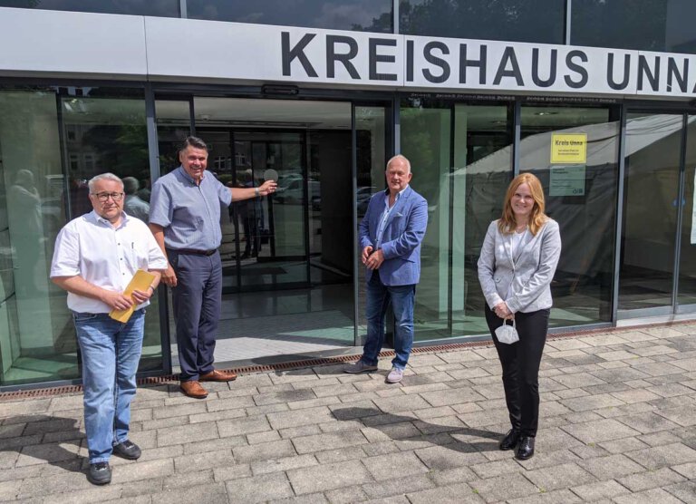 Von links: Dezernent Uwe Hasche, Landrat Mario Löhr, Holger Gutzeit (Leiter Zentrale Dienste) und Silke Neubert (Leiterin Zulassungsstelle) stellen den Plan zum Besuch ohne Termin ab 2. August vor. Foto Max Rolke - Kreis Unna