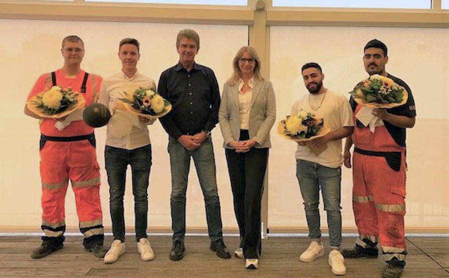 Ehrung für die Azubis bei RCS (von links): Chris Syfus, Steffen Beyer, Gerd Francke, Adelheid Hauschopp-Francke, Akbar Mammadov und Bünyamin Ceylan. Die Gratulation fand unter Einhaltung der Hygieneregeln auf der Terrasse statt und die Masken wurden ausschließlich für das Foto abgenommen. Foto: RCS
