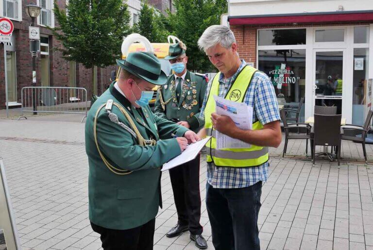 Schützenhilfe: Tim Haselhoff und Marco Klaus gaben ihre Unterschriften am BIN-Stand ab. Foto: Gaby Brüggemann