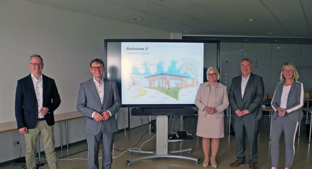 Stellten die Pläne vor (von links): Wirtschaftsförderer Matthias Stiller, Bürgermeister Lothar Christ, Sigrid Baum (Pressesprecherin von Büsch), Dirk Jonack (Büsch Geschäftsführer) und Uta Leisentritt, Vorsitzende des Ausschusses für Stadtentwicklung. Foto: Klaus Brüggemann