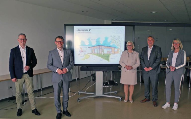 Stellten die Pläne vor (von links): Wirtschaftsförderer Matthias Stiller, Bürgermeister Lothar Christ, Sigrid Baum (Pressesprecherin von Büsch), Dirk Jonack (Büsch Geschäftsführer) und Uta Leisentritt, Vorsitzende des Ausschusses für Stadtentwicklung. Foto: Klaus Brüggemann