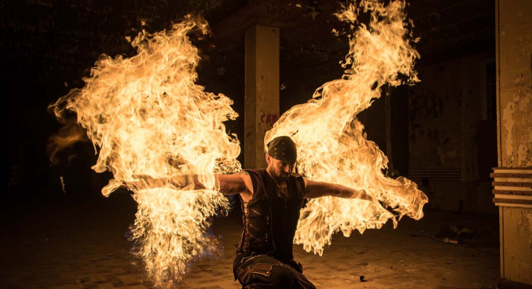 Die Show, die der Australier Chris Blaze bei der Straßen-Kunst Ende August auf der Freilichtbühne zeigen wird, ist voller Energie, Feuer und Explosionen. Foto: Olev Luik
