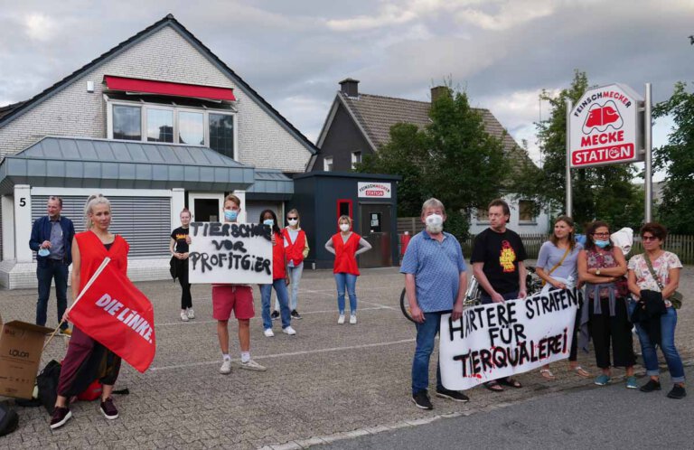 Rund 15 Personen versammelten sich am Mittwochabend zu einer Protest-Aktion gegen Tierquälerei an der Lippestraße. Foto: Gaby Brüggemann