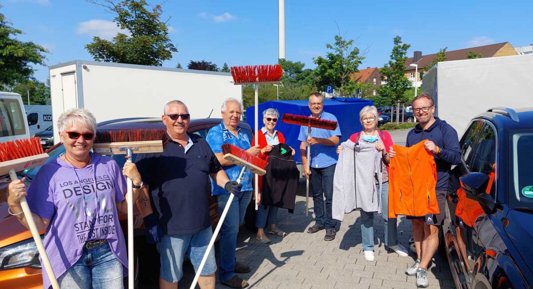 Marita Melcher (links) von Düt und Dat konnte auf große Unterstützung setzen. Am Mittwoch machten sich Fahrer/innen mit Sachspenden im Wert von 6.000 Euro auf den Weg ins Katastrophengebiet. Foto: Wagner