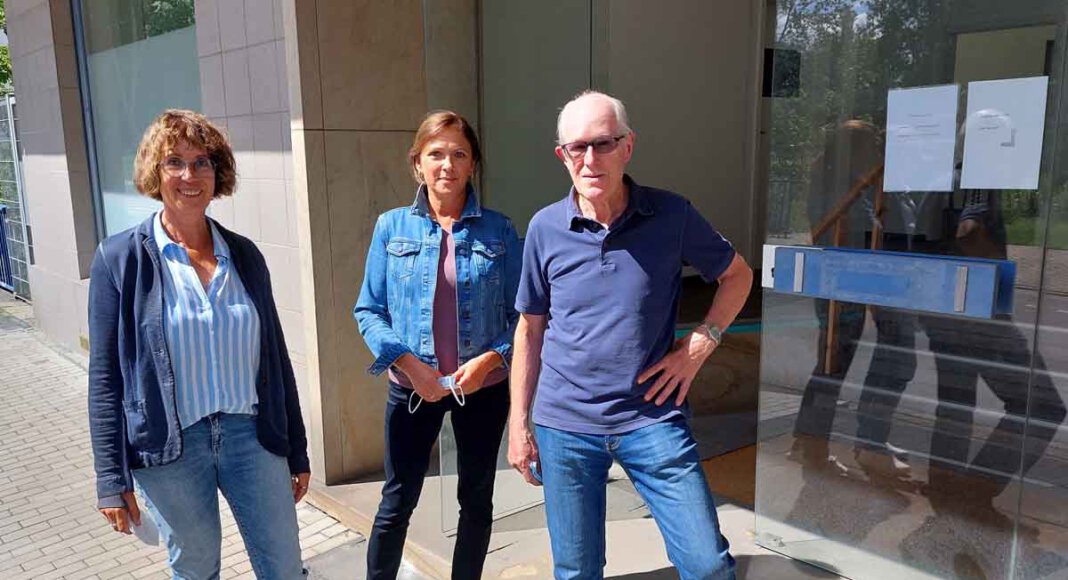 Ulla Rinnen (von links) Andrea Calovini und Dr. Hermann Steiger sowie ihrer Mitstreiter/innen in der Flüchtlingshilfe haben wieder alle Hände voll zu tun. Foto: Wagner