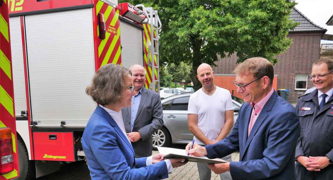 Quittieren bitte! Die beiden Förderbescheide - 238.000 Euro gab es außerdem für die Innenstadtstärkung – zeichnete Bürgermeister Lothar Christ gerne gegen. Foto: Gaby Brüggemann