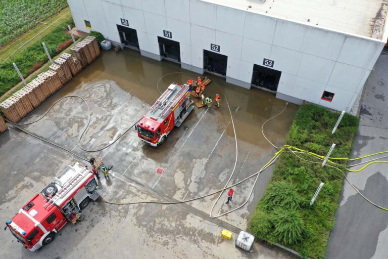 Die Feuerwehr hilft beim Abpumpen eines Lagers nach dem Unwetter in Fröndenberg. Foto Feuerwehr Fröndenberg