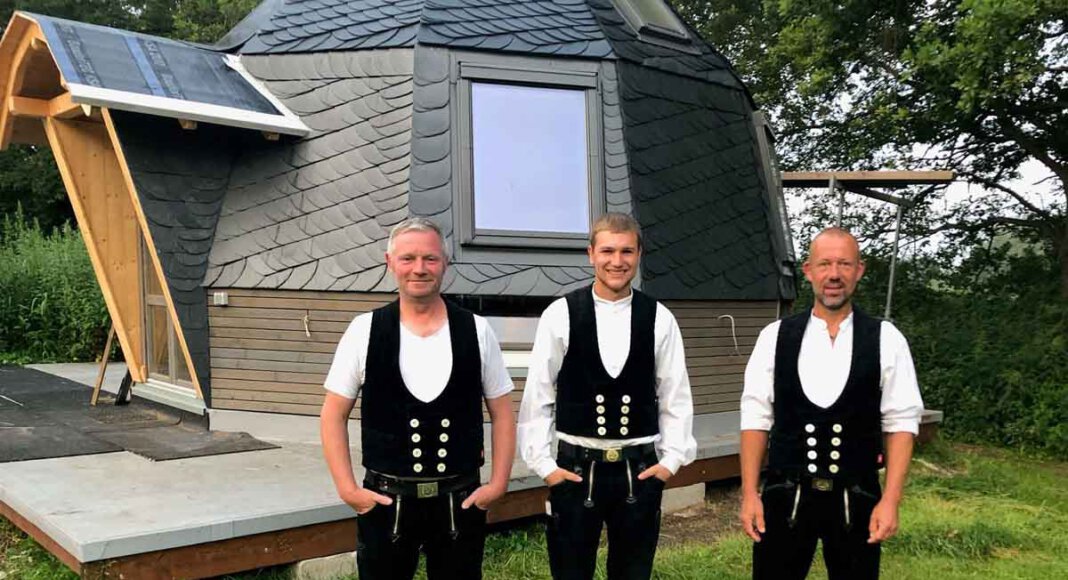 Voller Stolz präsentieren sich die Zimmerleute nach altem Handwerkerbrauchtum in der traditionellen Kluft (von links) K & P Firmenchef Markus Preik, Jung-Geselle Timon Urner und Alt-Geselle Michael Gillmann, betrieblicher Ausbilder. Foto: Urner