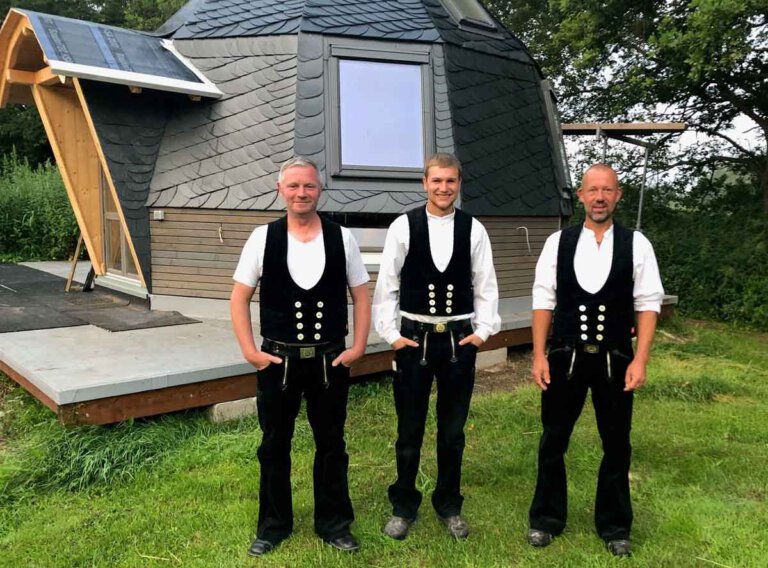 Voller Stolz präsentieren sich die Zimmerleute nach altem Handwerkerbrauchtum in der traditionellen Kluft (von links) K & P Firmenchef Markus Preik, Jung-Geselle Timon Urner und Alt-Geselle Michael Gillmann, betrieblicher Ausbilder. Foto: Urner