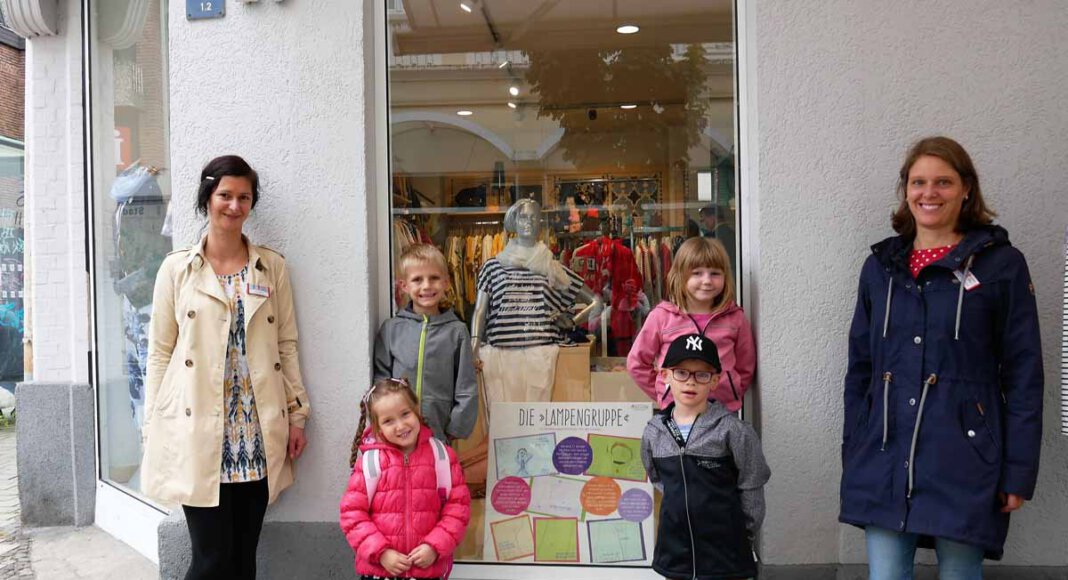 Ana Heske (l), Christiane Prangemeier (r) und die Kinder der Lampengruppe aus der „Kita an der Schule“ präsentierten die Aktion der Jugendhilfe. Foto: Gaby Brüggemann