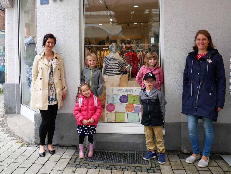 Ana Heske (l), Christiane Prangemeier (r) und die Kinder der Lampengruppe aus der „Kita an der Schule“ präsentierten die Aktion der Jugendhilfe. Foto: Gaby Brüggemann