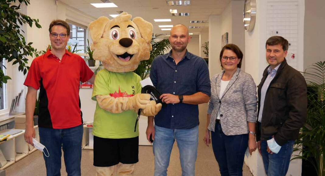 Rafael Smoczynski nahm den Reisegutschein aus den Pfoten von Maskottchen Kira entgegen. Rechts: Dorothee und Frank Wiewel vom gleichnamigen Reisebüro, links: André Wagner (WERNEplus). Für das Foto wurden die Masken kurz abgenommen. Foto: Gaby Brüggemann