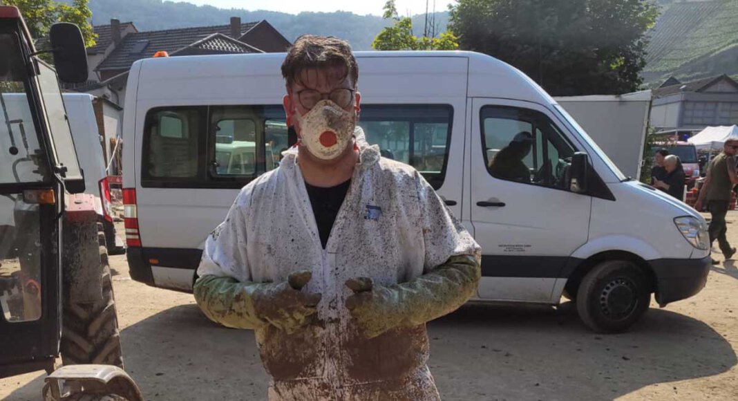 Manuel Zielinski gehört zu der Helfergruppe, die regelmäßig vom Hof Schulze Blasum aus ins Katastrophengebiet fährt, um dort zu helfen. Foto: Hönnemann