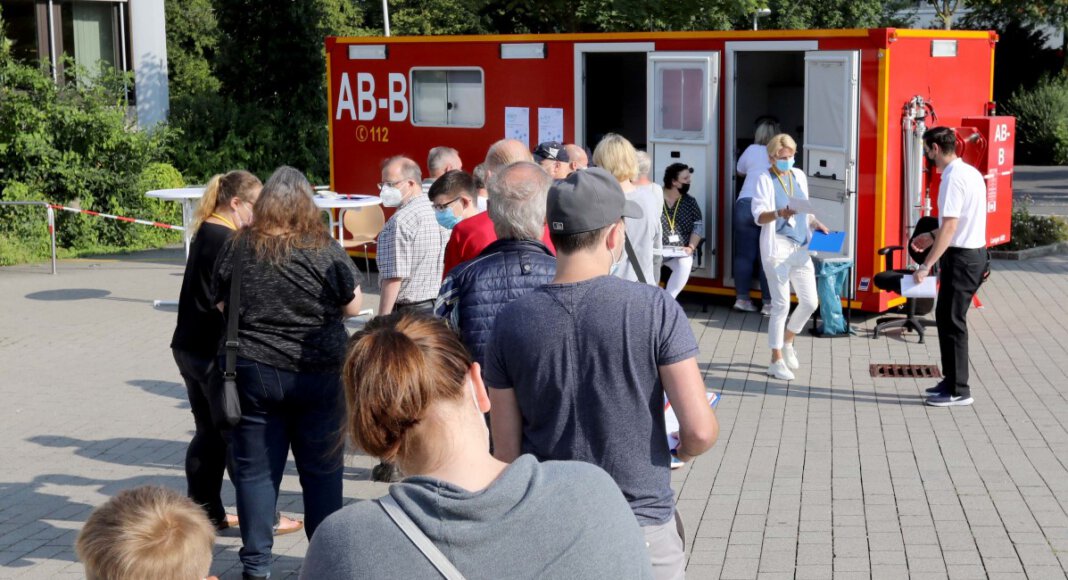 Auf eine gute Nachfrage ist die erste Impf-Aktion vor dem Stadthaus am Freitag getroffen. Ursprünglich sollte die Aktion in der Nähe des Wochenmarktes stattfinden, hier wiesen Hinweisschilder auf den Umzug hin. Foto: Volkmer