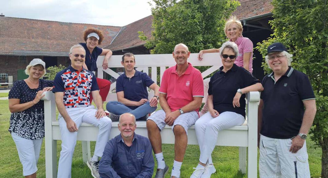 Das Gesangsensemble „intakt“ drehte auf dem Golfplatz Werne ein Musikvideo. Foto: Privat